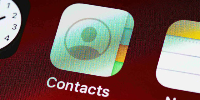Comment changer le compte par défaut pour les contacts sur Android et iPhone