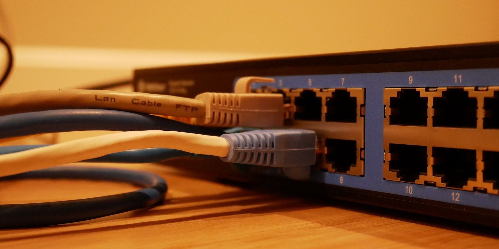 Un gros plan de câbles Ethernet branchés sur un routeur.
