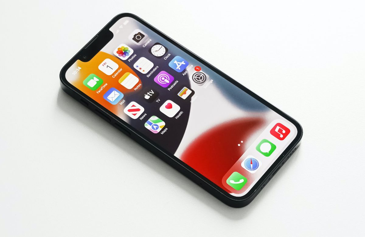 iPhone sur une surface blanche