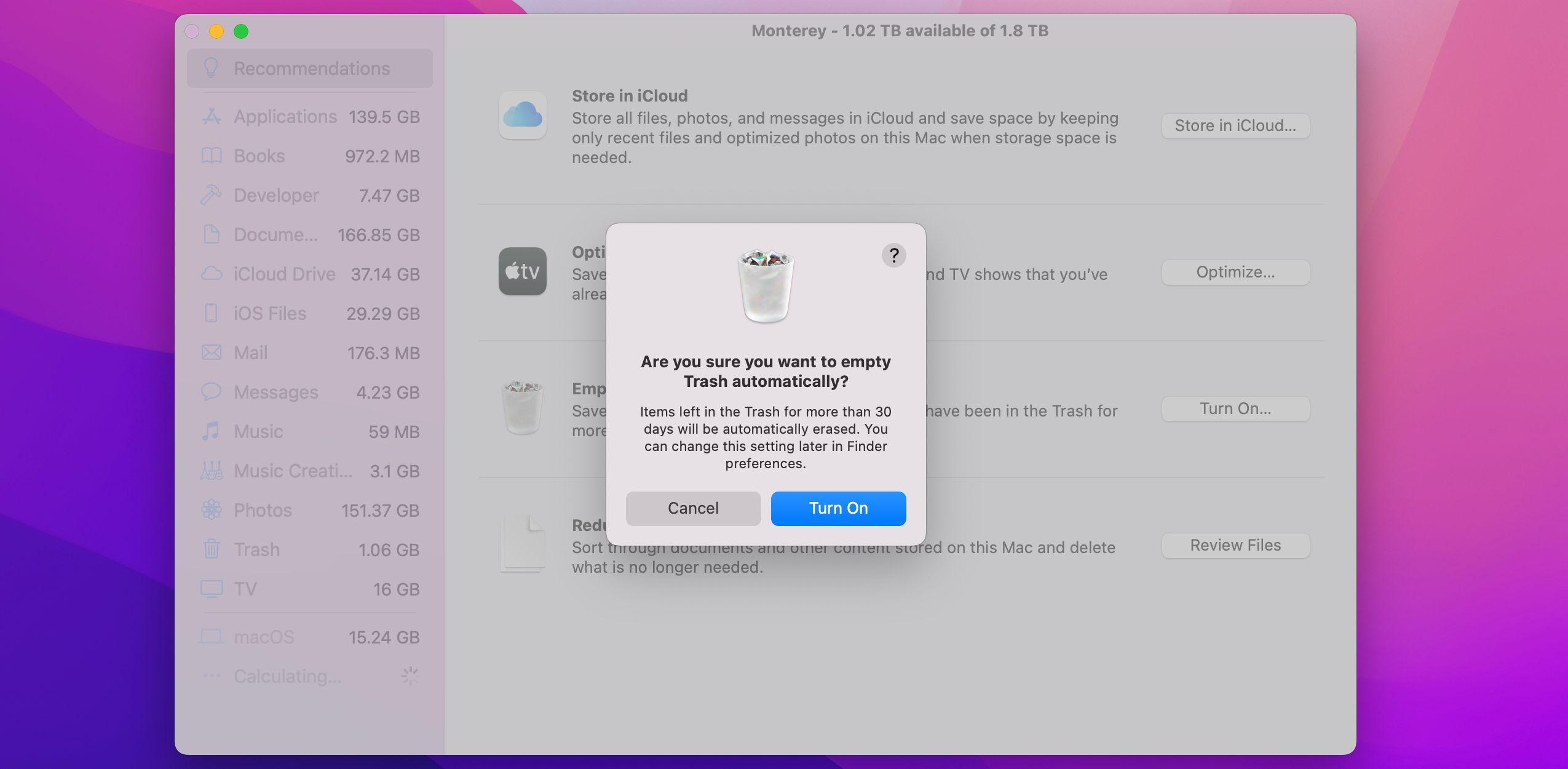 macOS Monterey affichant la fenêtre Optimiser le stockage avec un message de confirmation pour l'option Vider la corbeille automatiquement