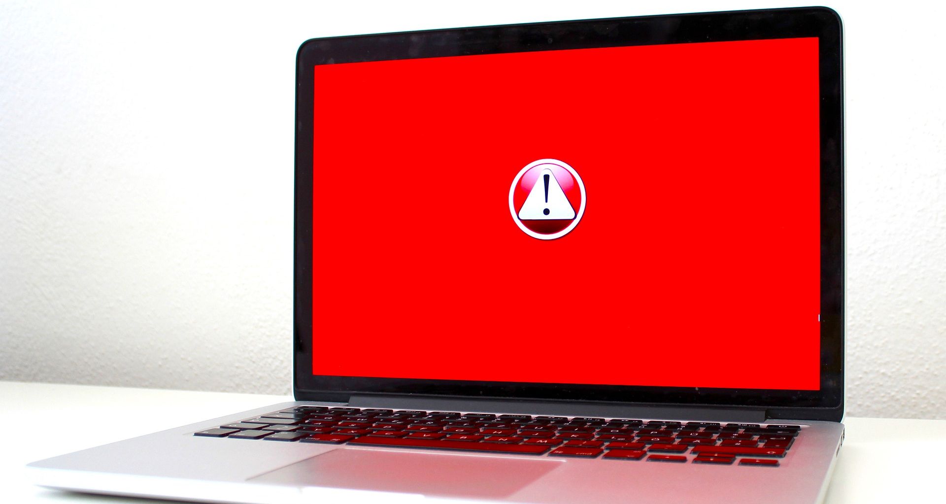 ordinateur portable avec logo d'alerte rouge à l'écran 