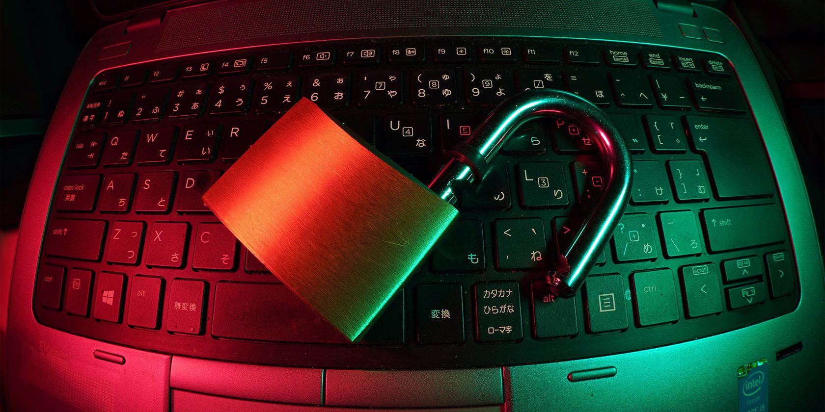 Cadenas sur un clavier d'ordinateur portable pour représenter le cryptage des fichiers