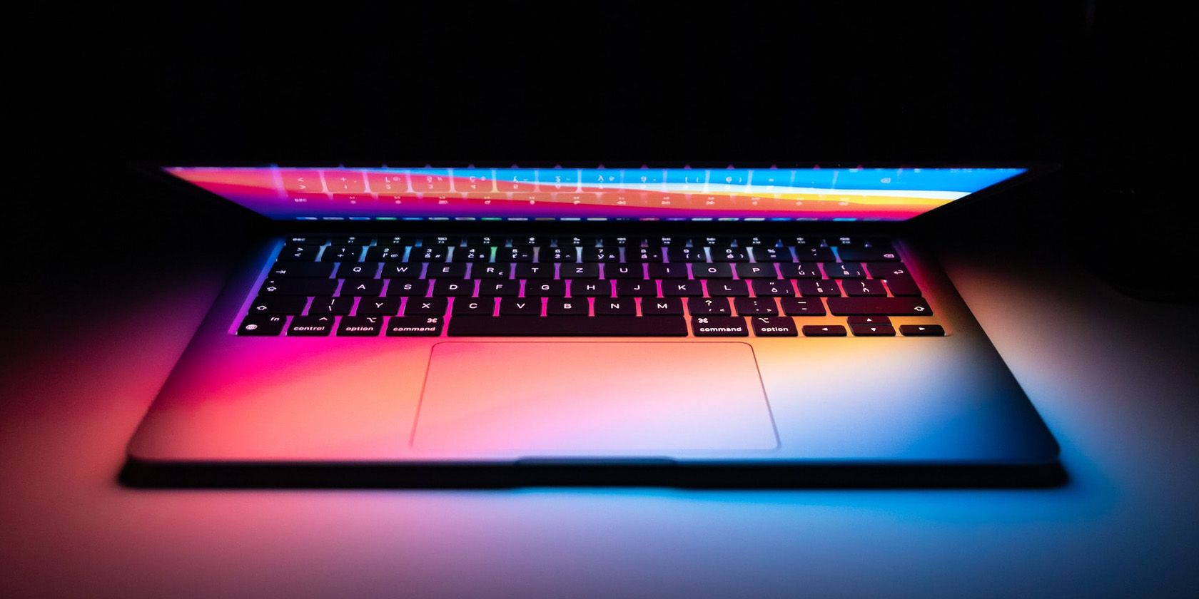 MacBook avec couvercle ouvert dans l'obscurité