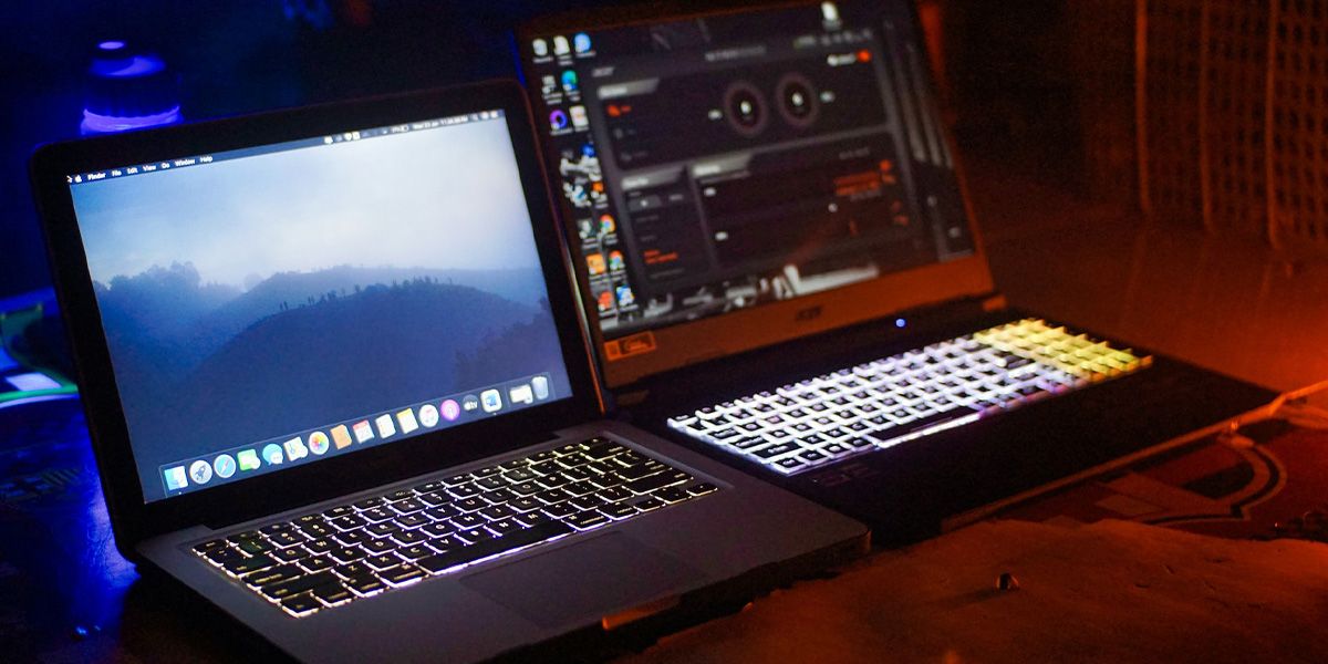 MacBook et ordinateur portable de jeu côte à côte