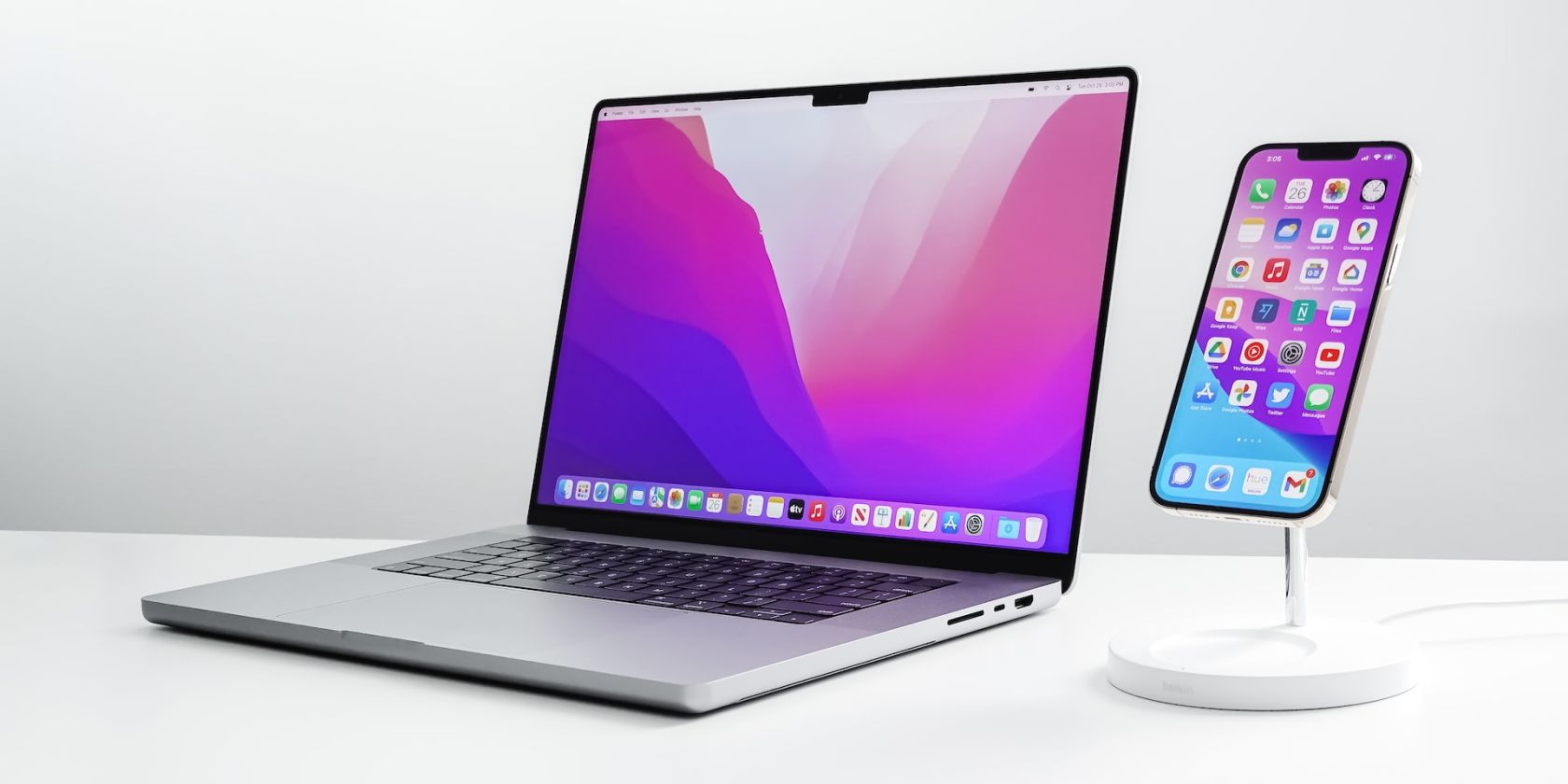 MacBook Pro et iPhone sur une table