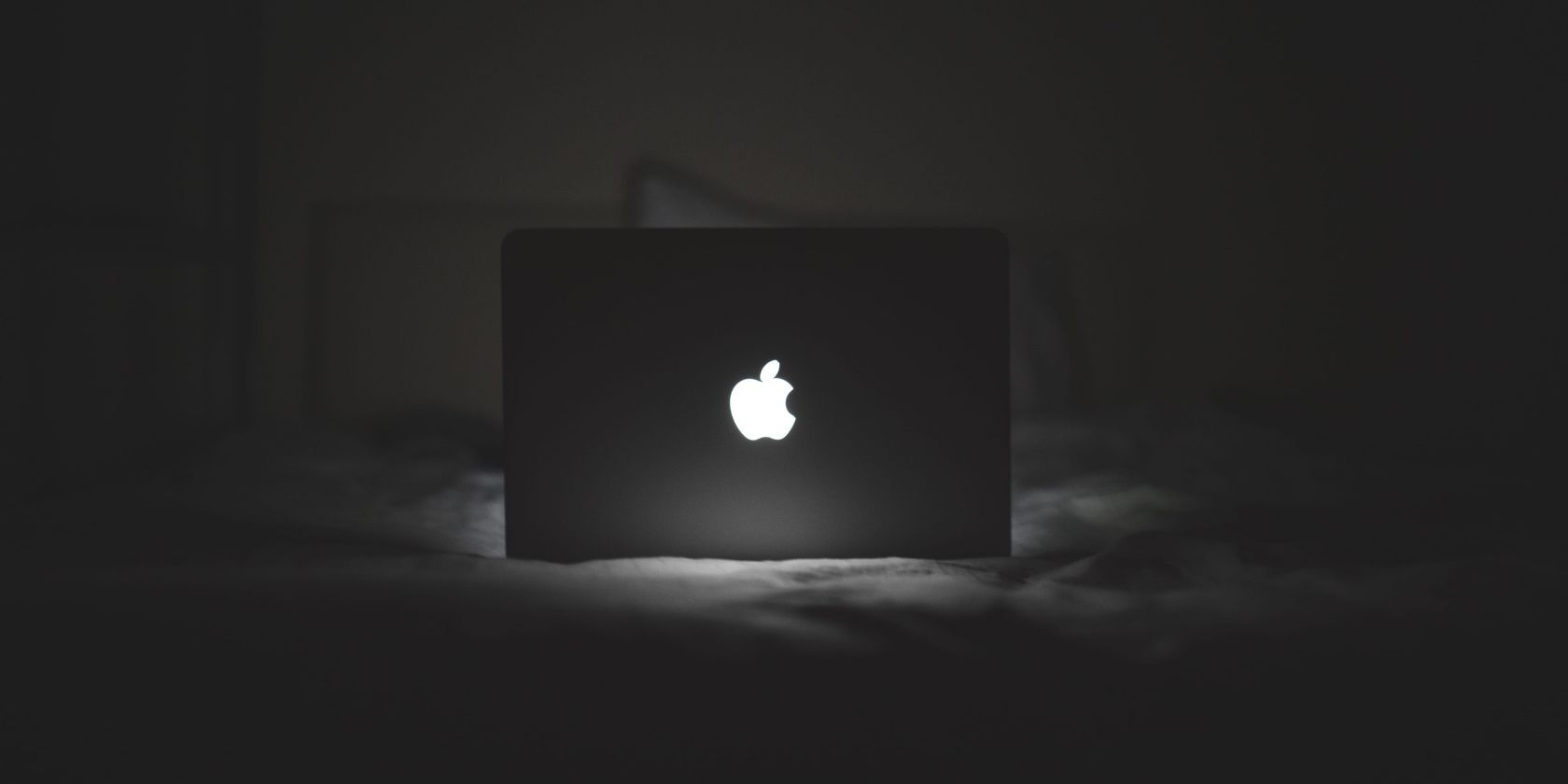 MacBook avec un logo Apple allumé.