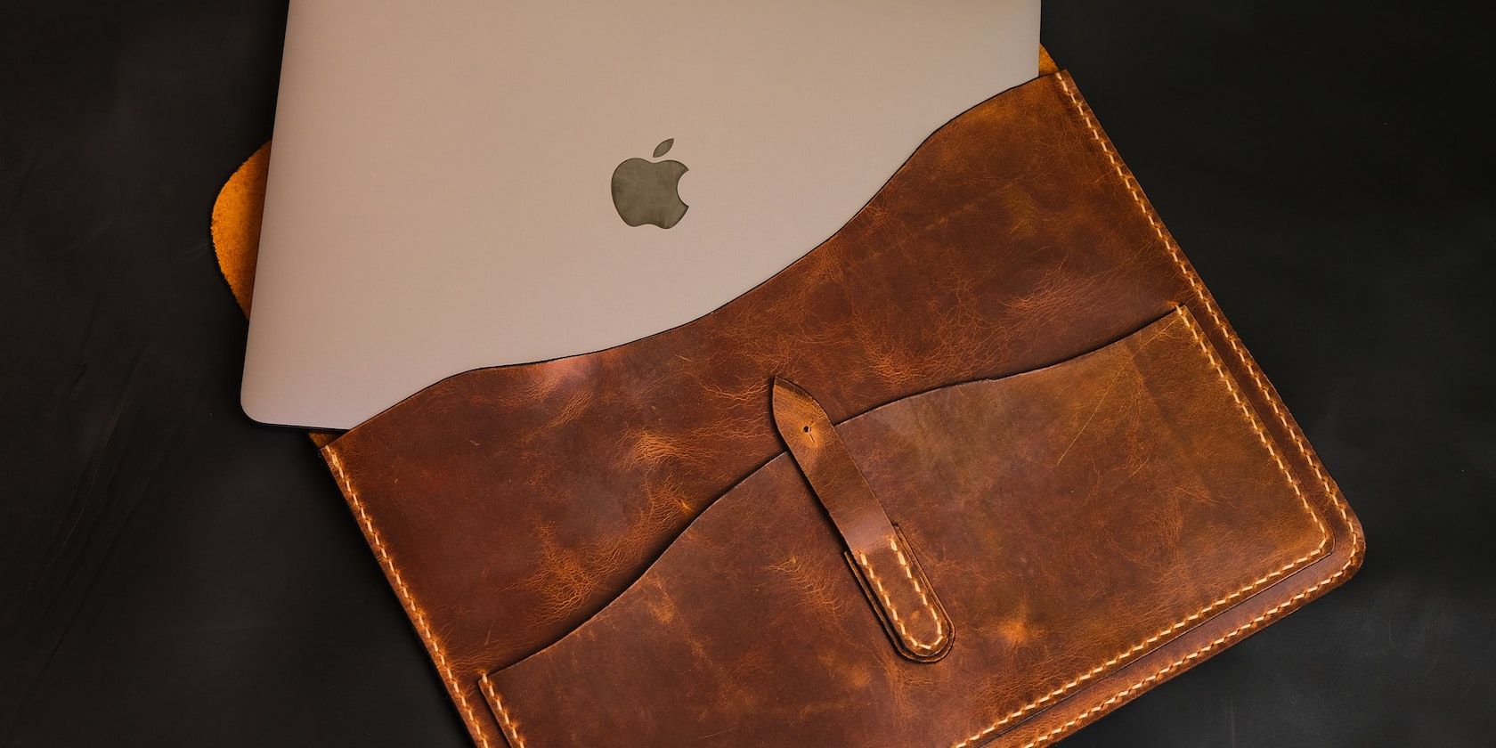 MacBook Air dans un sac en cuir