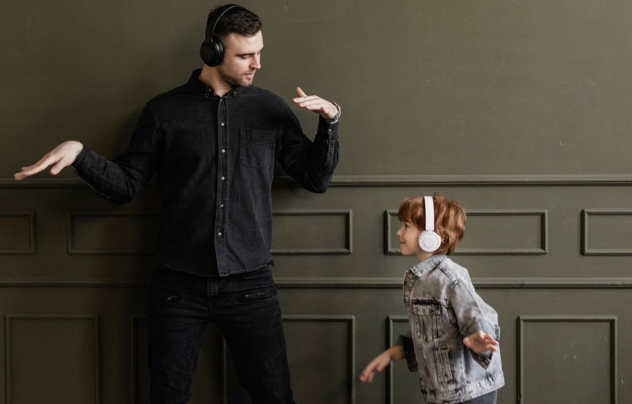 Père et fils utilisant deux écouteurs avec Bluetooth 5