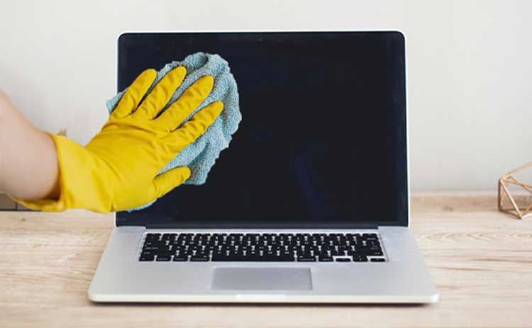 Nettoyer l'écran du MacBook avec la microfibre