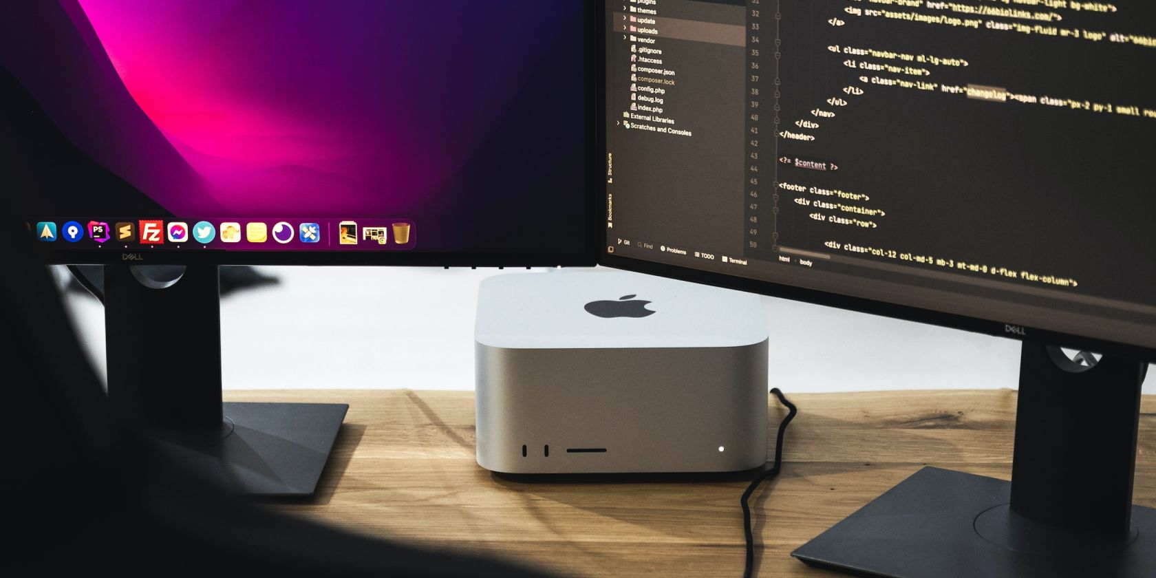 Mac Studio connecté à deux moniteurs