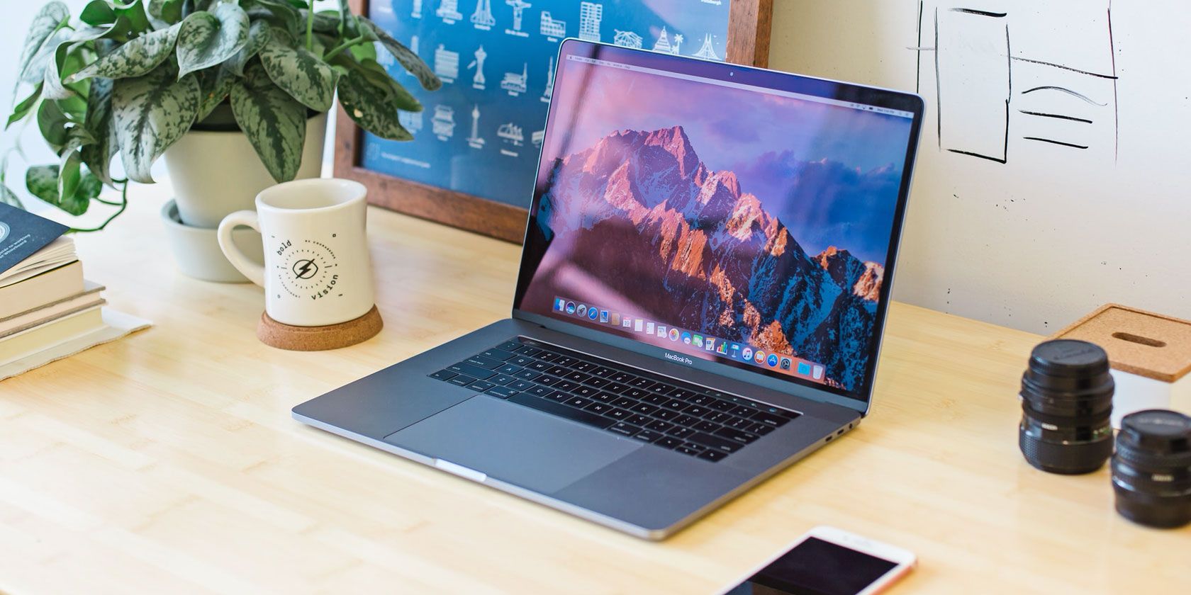 Mac et iPhone sur un bureau