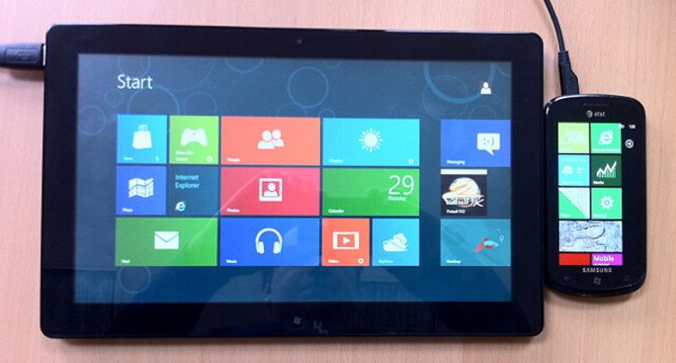 Une tablette Windows 8 et un smartphone Windows Phone 7